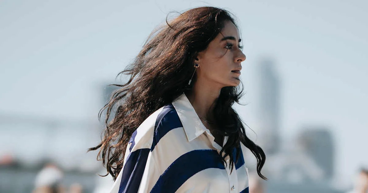 Blusas de rayas marineras que estilizan y modernizan tu armario esta temporada