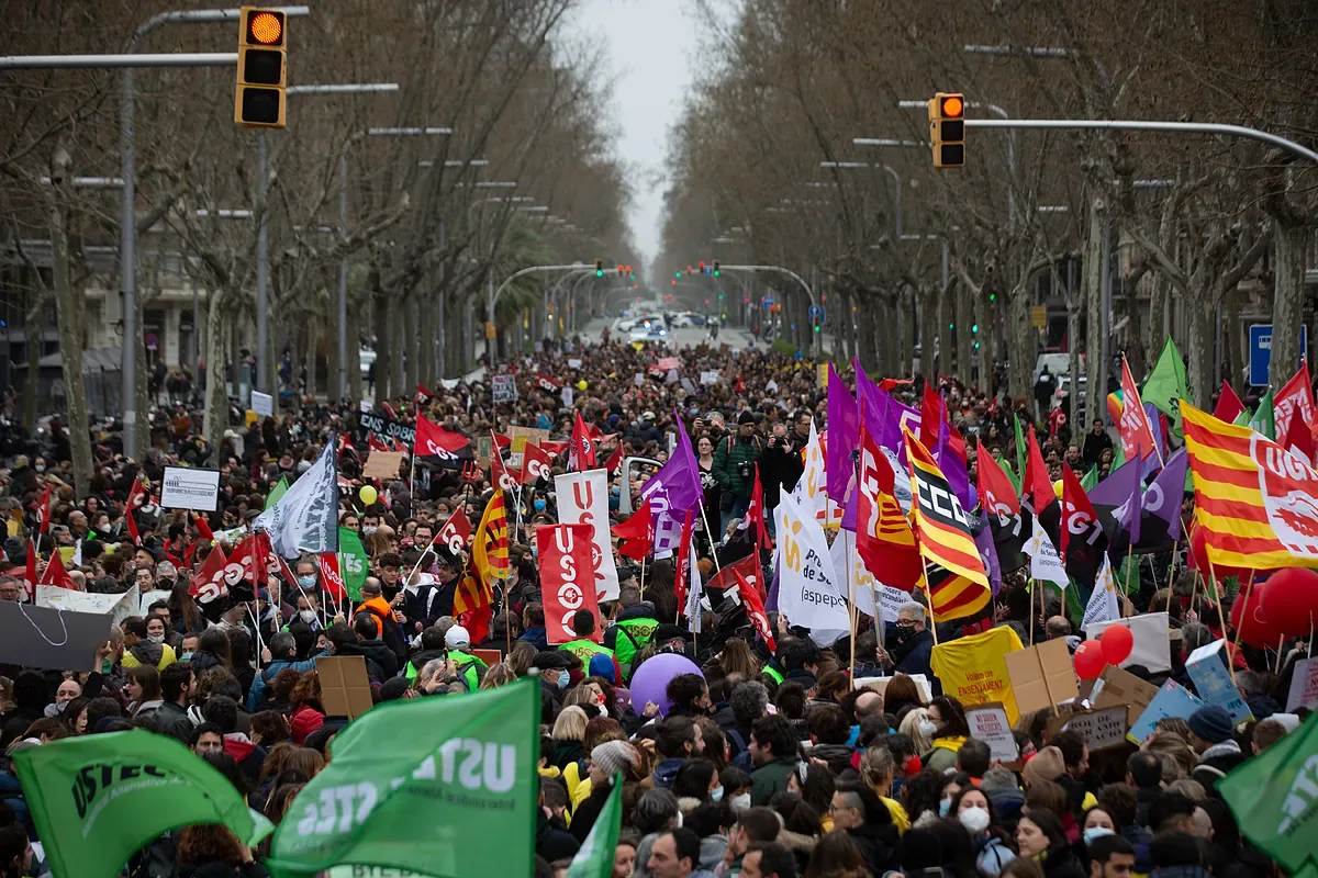 Docentes catalanes bloquean accesos a Barcelona en la primera jornada de huelga