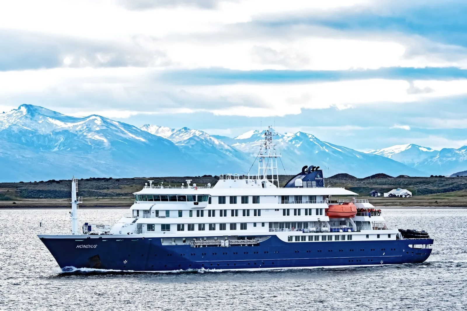 El crucero MV Hondius atraca en Tenerife y pasajeros son repatriados sin síntomas de hantavirus