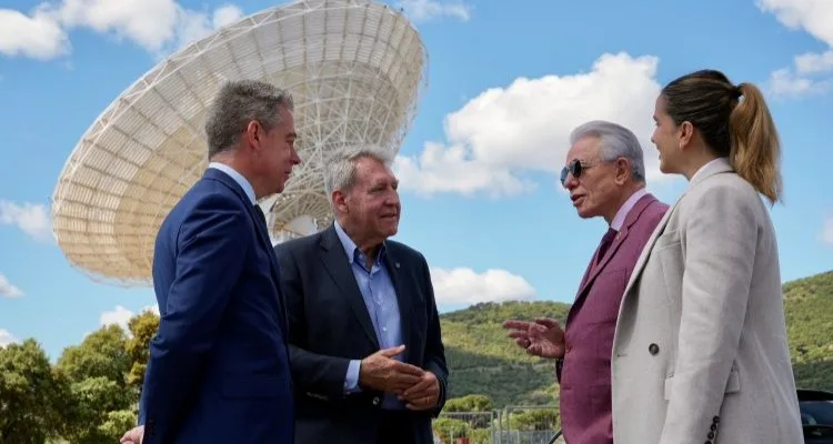 El embajador de EEUU destaca el papel clave de la base NASA en Robledo de Chavela durante Artemis II
