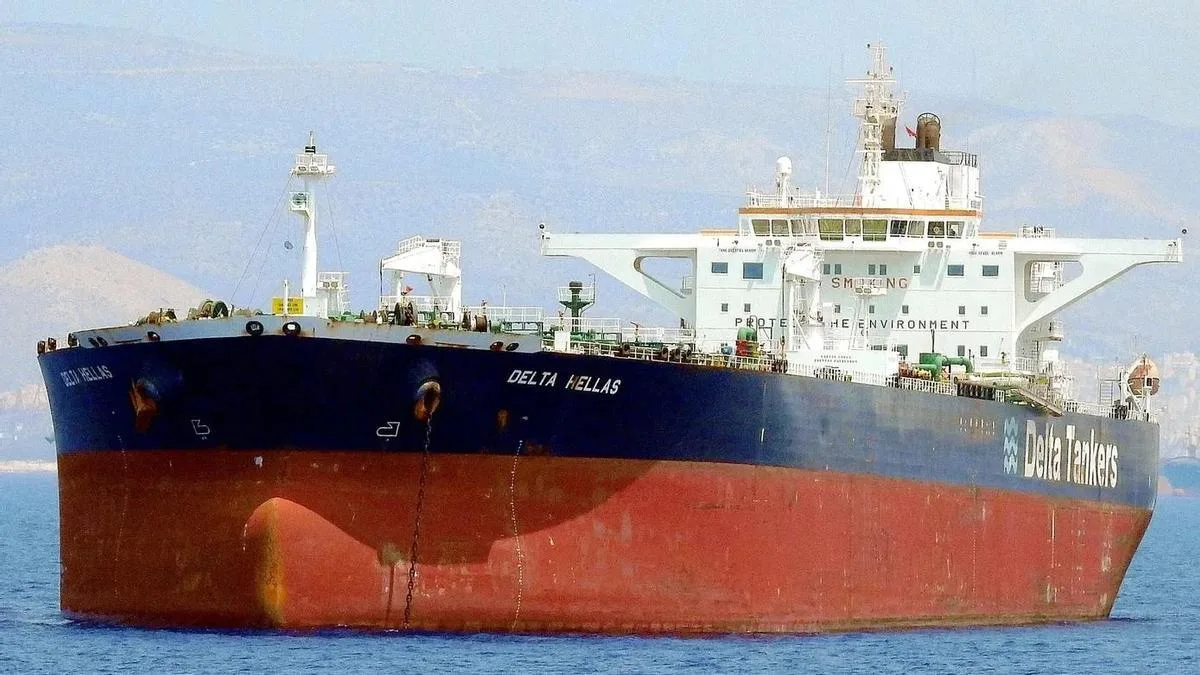 España recibe un petrolero ruso pese a las sanciones, mientras mantiene veto a pesquero «Novaya Zemlya