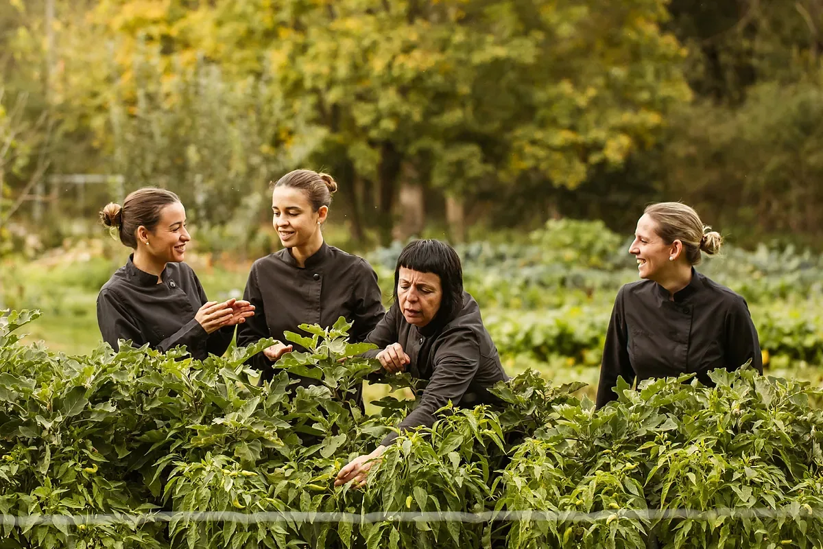 Les Cols: tres hermanas renuevan la cocina sostenible en un dos estrellas Michelin de tradición familiar
