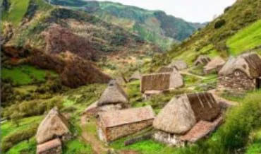 Somiedo estrena matasellos turístico que destaca su arquitectura tradicional