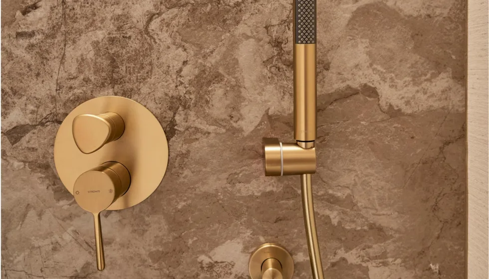 Strohm introduce el oro cepillado como tendencia en grifería para duchas