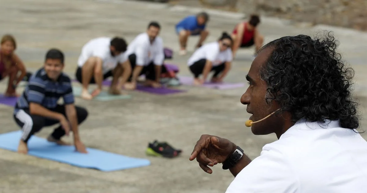 A Coruña celebra el Día Internacional del Yoga con una multitud en la explanada de Las Esclavas