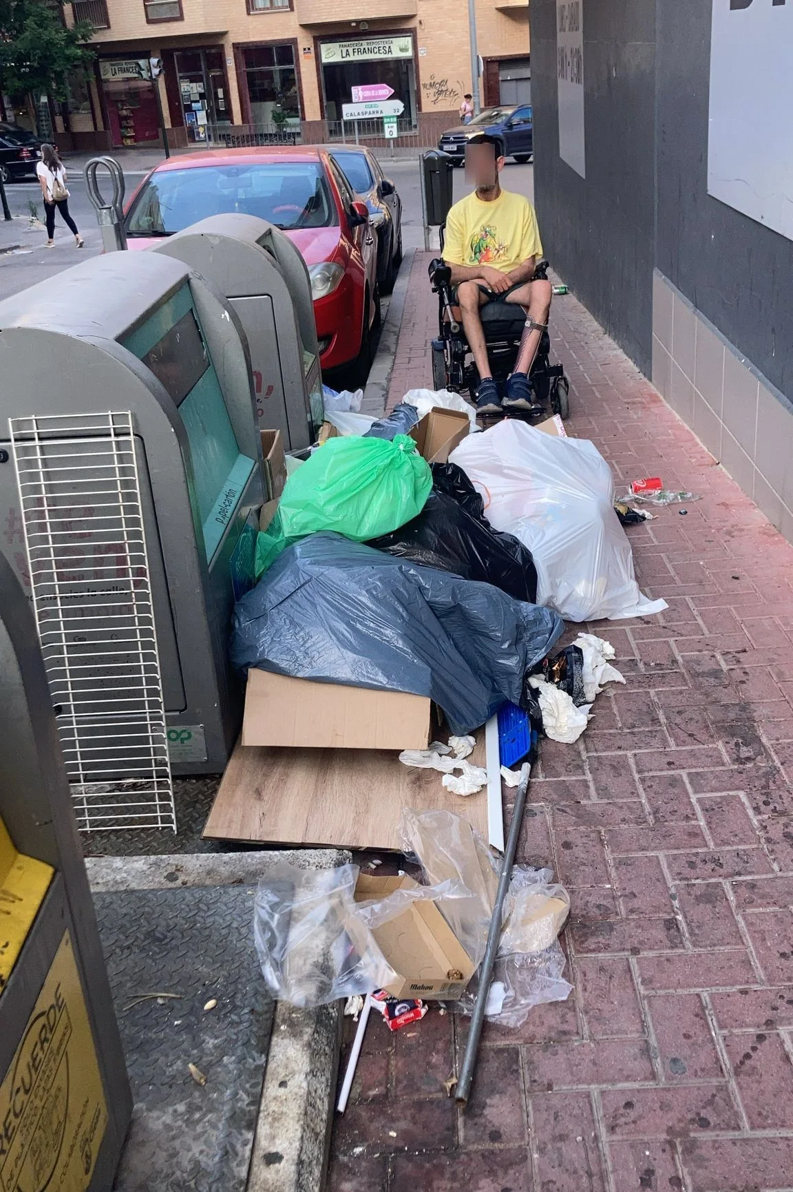 Acumulación de basura en Cieza limita la movilidad de personas con discapacidad