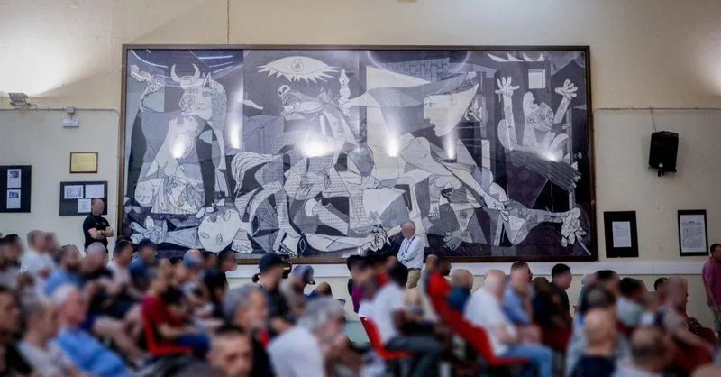 Una réplica del “Guernica” en hilo destaca en la prisión Madrid IV de Navalcarnero