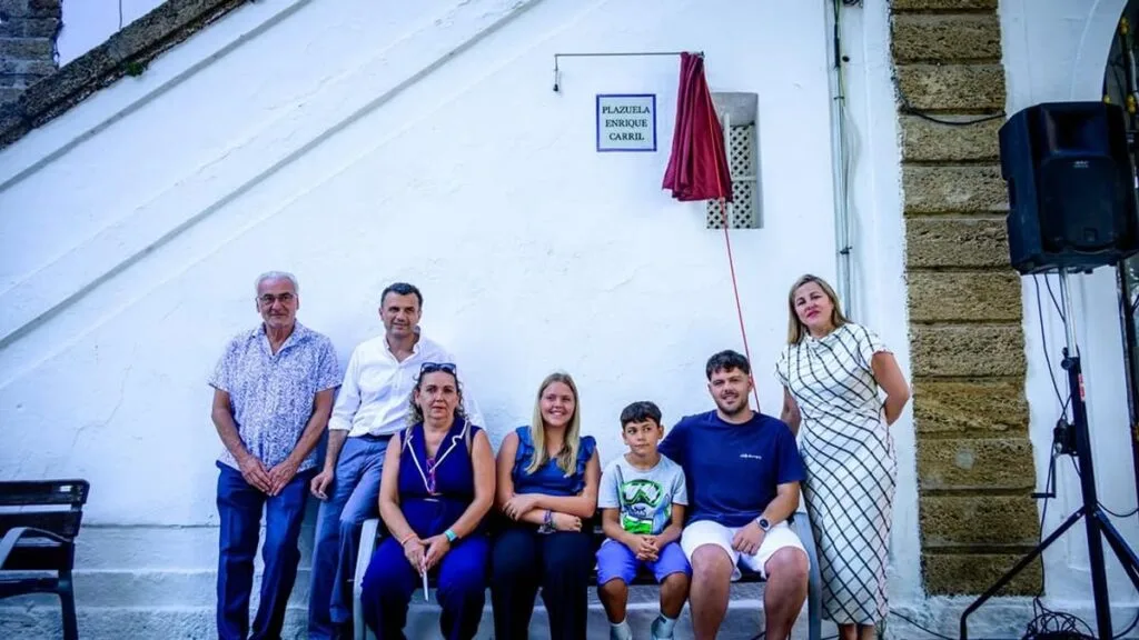 Cádiz inaugura la Plazuela Enrique Carril para honrar su legado vecinal