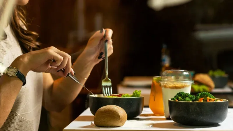 Cómo cenar tarde sin perjudicar el sueño según la cronobiología digestiva