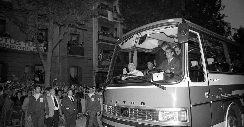 Cuando Juan Pablo II llegó a Granada a bordo de un autobús público tras un contratiempo