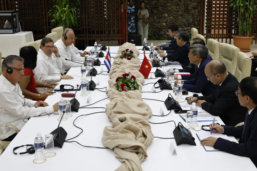 Cuba y Vietnam reafirman su cooperación y solidaridad en encuentro oficial