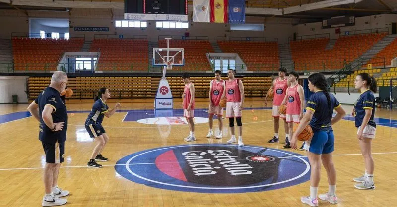 El COB amplía sus entrenamientos incluyendo a jugadoras femeninas y mira al mercado con cautela