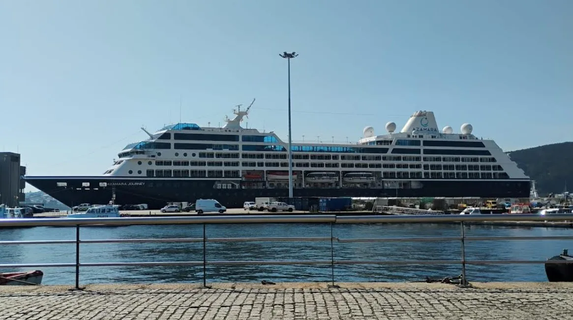 El crucero Azamara Journey visita el puerto de Ferrol con actividades culturales y turísticas
