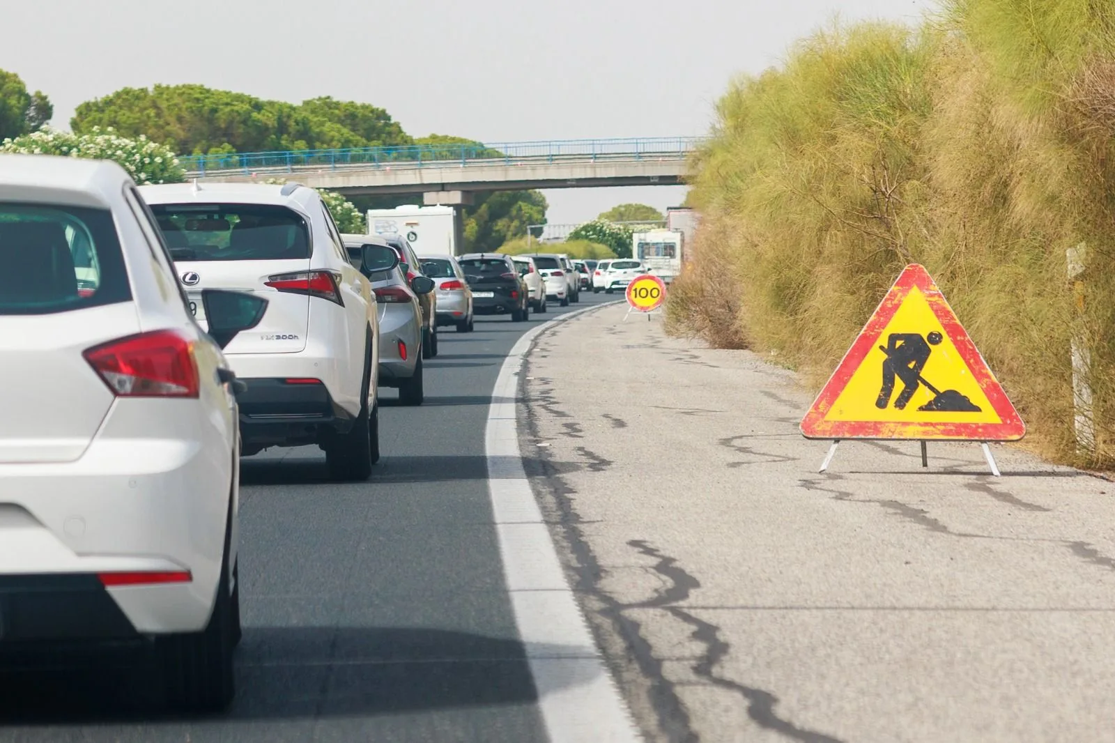 El Cuervo reclama la pronta ejecución de obras para desbloquear los accesos de la AP-4 ante verano