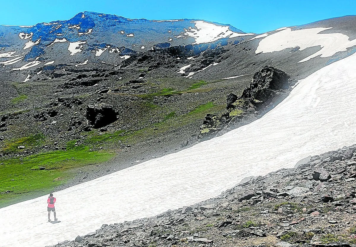 El deshielo en Sierra Nevada despliega un espectáculo natural entre nieve y agua