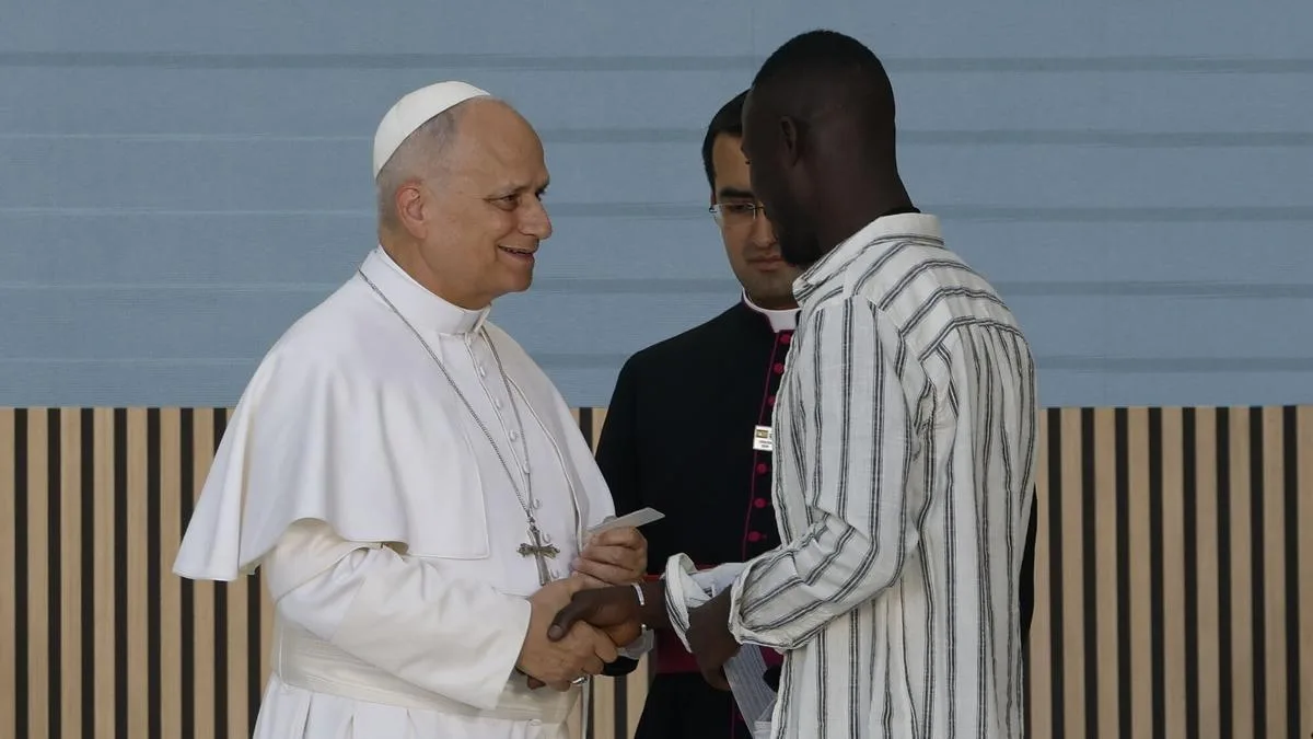 El papa León XIV visita un centro para personas sin hogar en Carabanchel