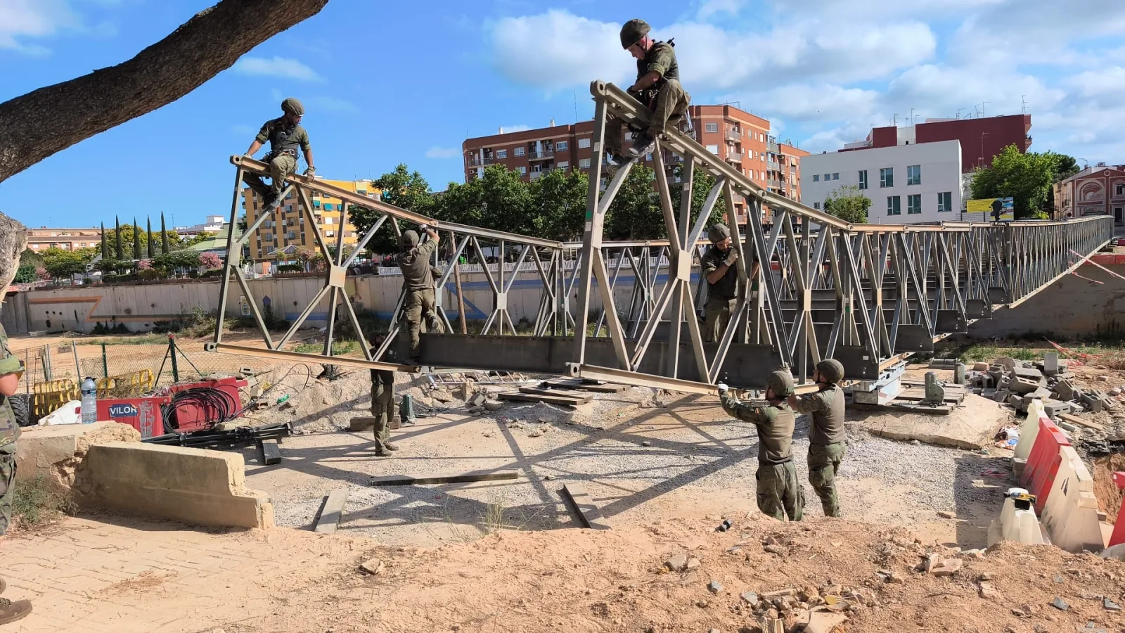 El Regimiento de Ingenieros desmonta el puente militar que facilitó la movilidad tras la DANA en Picanya