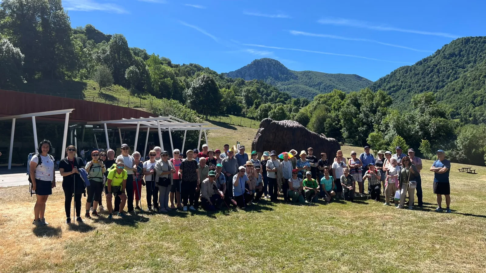 Encuentro senderista en Teverga fortalece lazos entre grupos rurales de Asturias