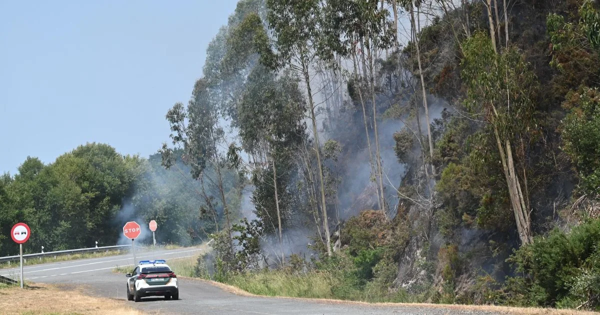 Incendio en A Capela consume unas 25 hectáreas y mantiene operativo activo