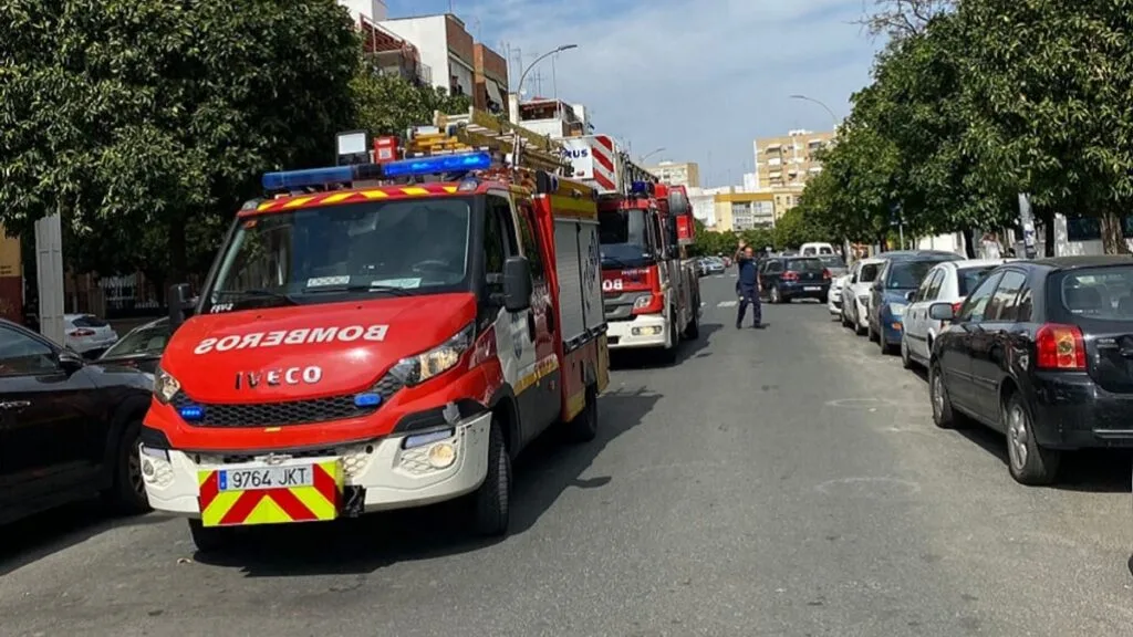 Incendio en vivienda de Sevilla obliga a evacuar a una persona y moviliza a bomberos