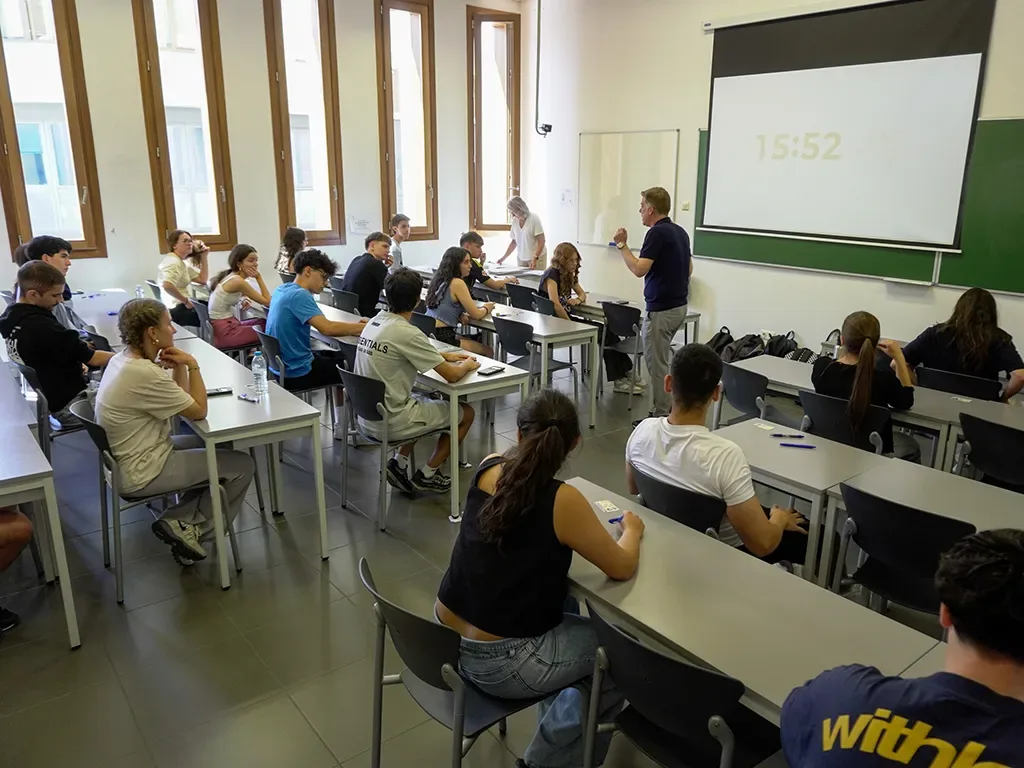 Inician las pruebas de acceso a la universidad en Segovia con obras de Delibes y Valle-Inclán