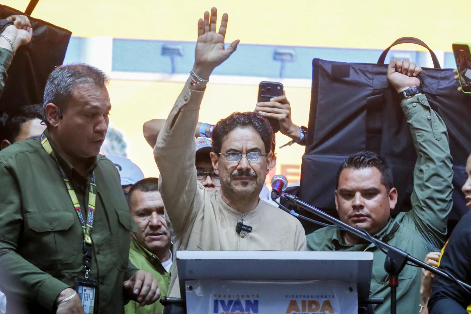 Iván Cepeda denunciará penalmente a Abelardo de la Espriella por vínculos con paramilitares