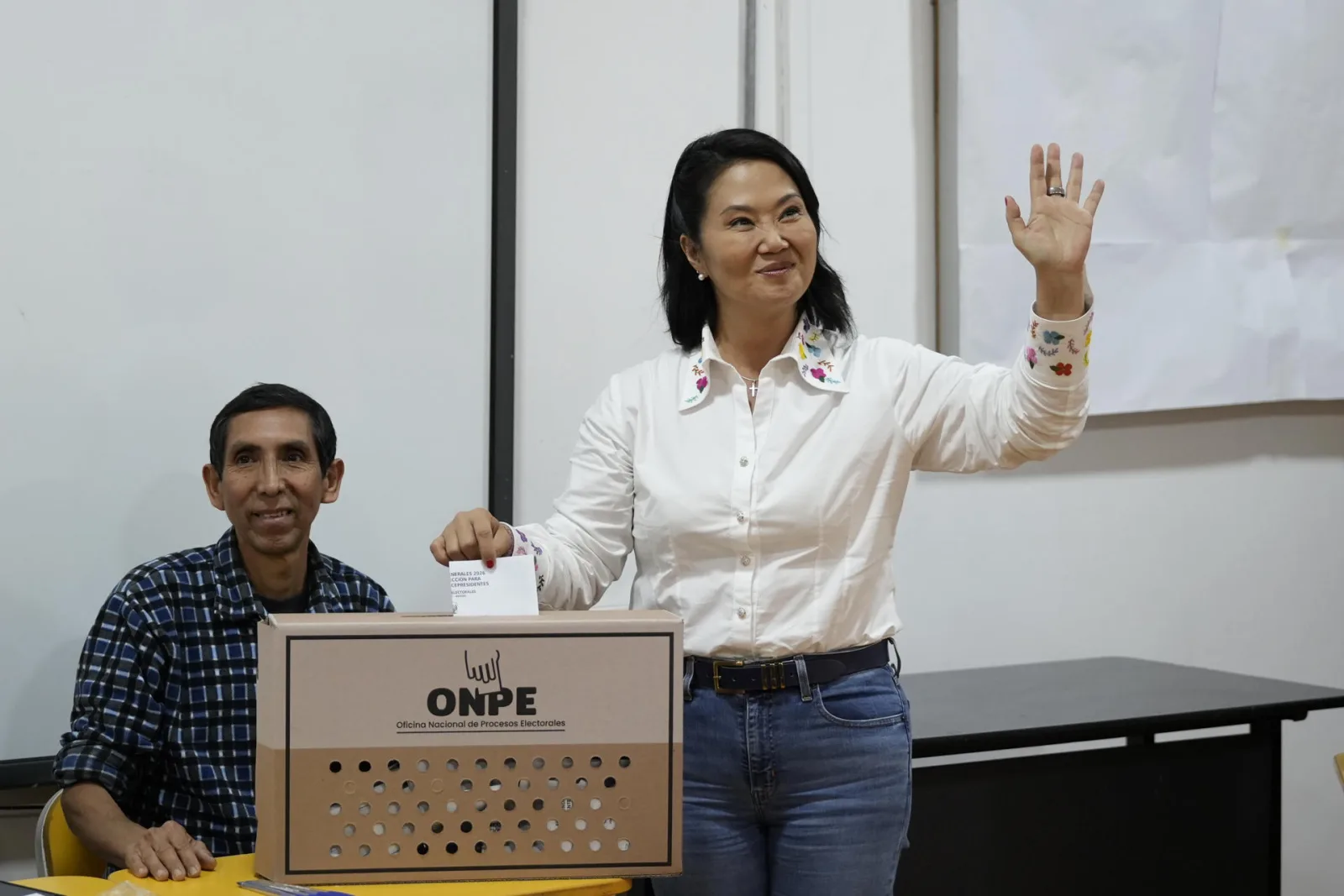 Keiko Fujimori vota en segunda vuelta presidencial de Perú entre el respaldo de sus seguidores