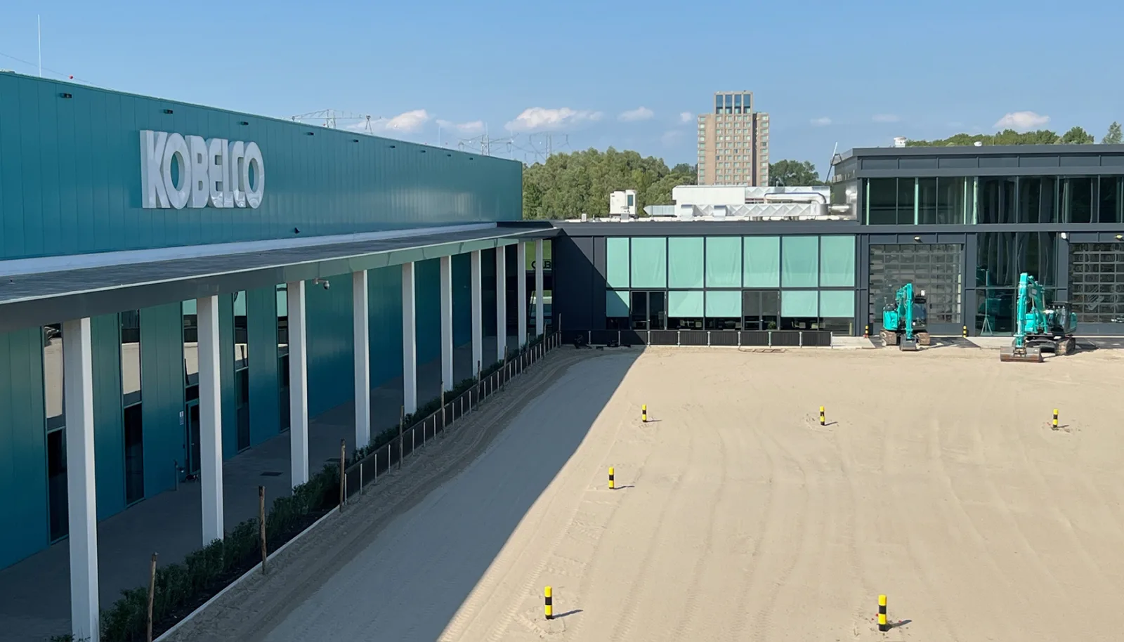 Kobelco avanza en Europa con nueva sede y enfoque en máquinas especializadas