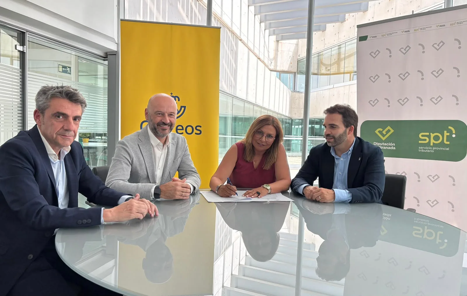 La Diputación de Granada y Correos amplían el pago de impuestos municipales a través de la red postal