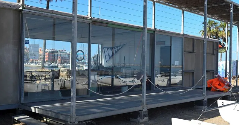 La Escuela de Vela de Sotogrande: arquitectura que dialoga con el mar y la arena