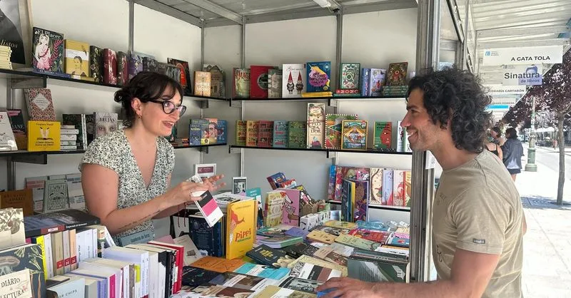 La Feria del Libro en Redondela desafía el calor y mantiene el interés cultural