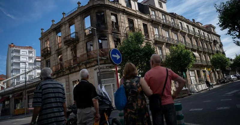La incertidumbre crece en A Ponte tras el incendio y ocupación de edificios