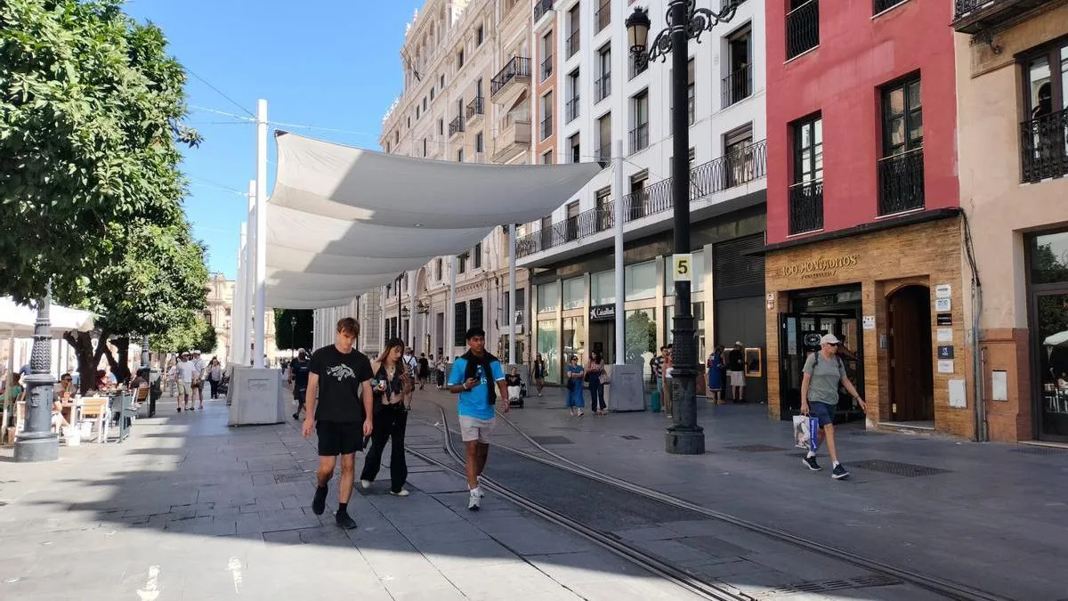 La instalación de toldos en la Avenida de la Constitución sigue en pausa por falta de permisos clave
