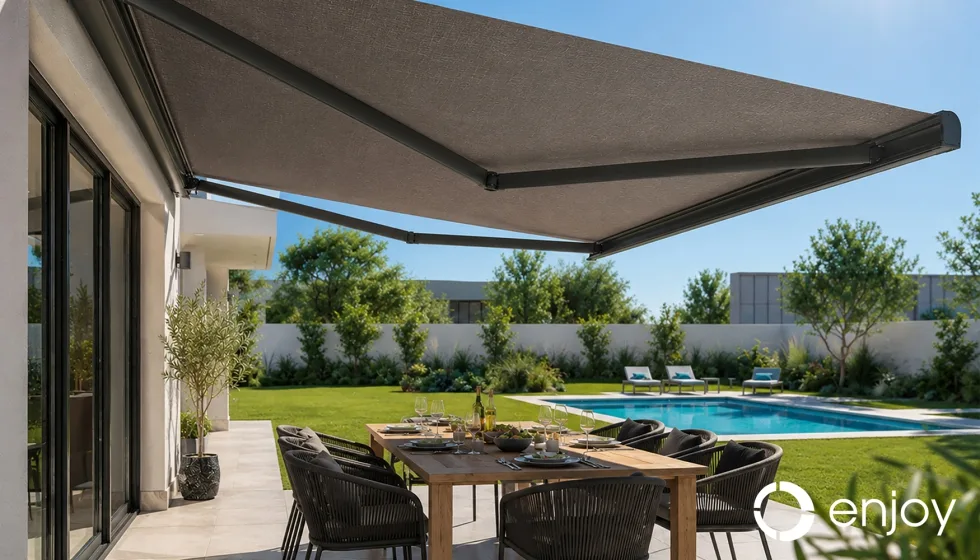 Motor JE50R4AWLED de Enjoy Motors integra protección solar y luz LED en una sola instalación