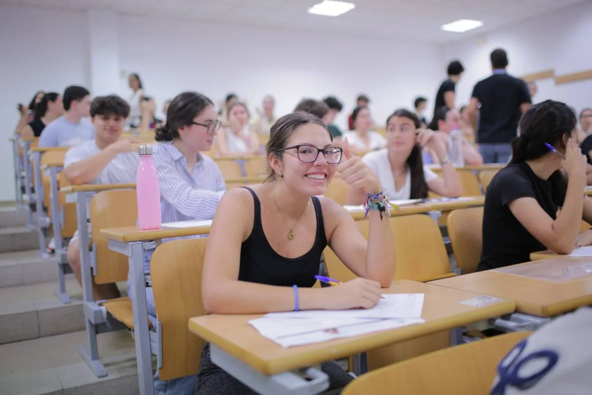 Nervios y amuletos en el primer día de Selectividad en el Campus de la Universidad de Cádiz