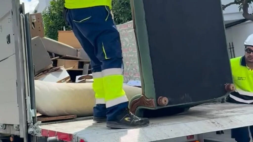 Normas para el depósito correcto de muebles y enseres en Huelva durante el verano