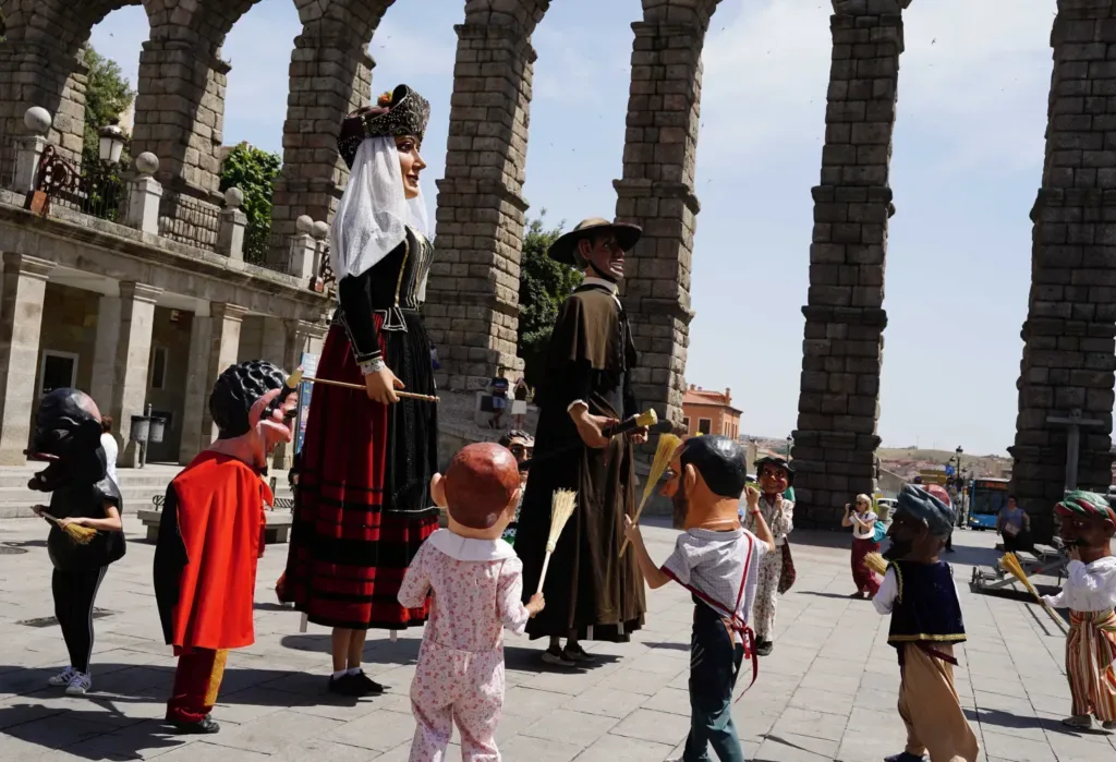 Regresan los gigantes Frutos y Fuencisla tras una restauración integral en las fiestas
