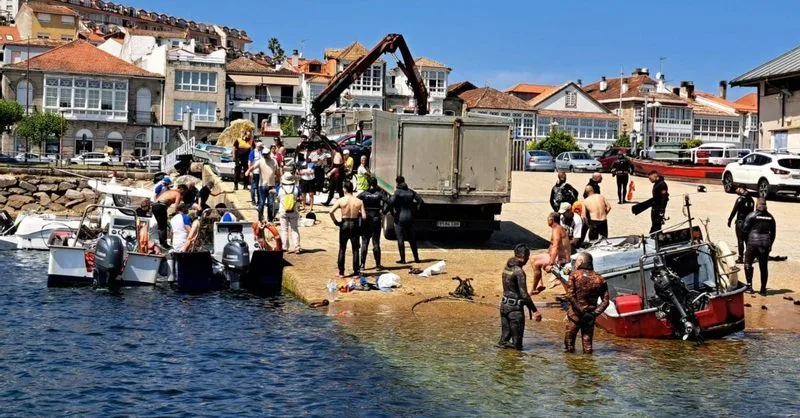 Retiran una tonelada de residuos del fondo marino en tres playas de Baiona