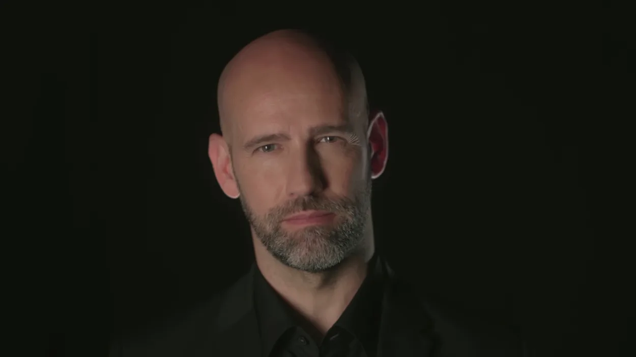 RTVE estrena «La cena de los idiotas», un debate íntimo conducido por Gonzalo Miró
