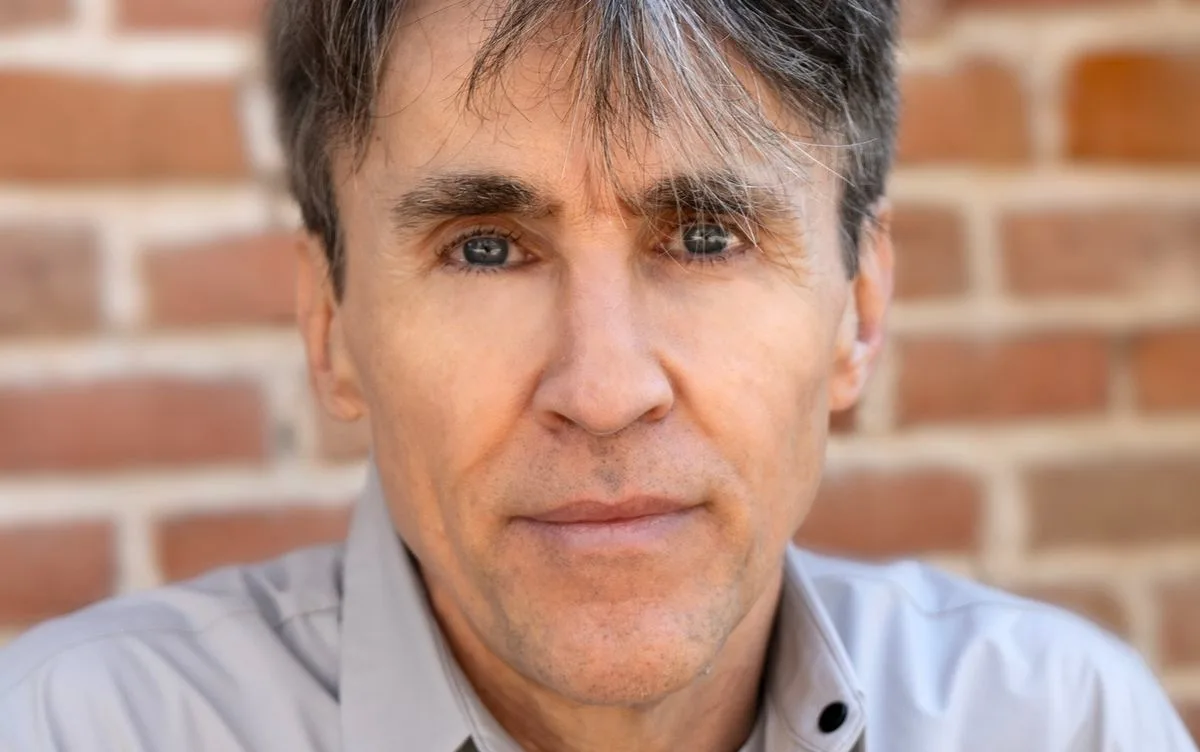 Rubén Abella y su impactante novela “Un día de fiebre” reconocida por la crítica literaria