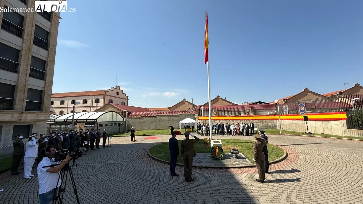 Salamanca inaugura un monolito y mástil en honor a los caídos junto a la Subdelegación de Defensa