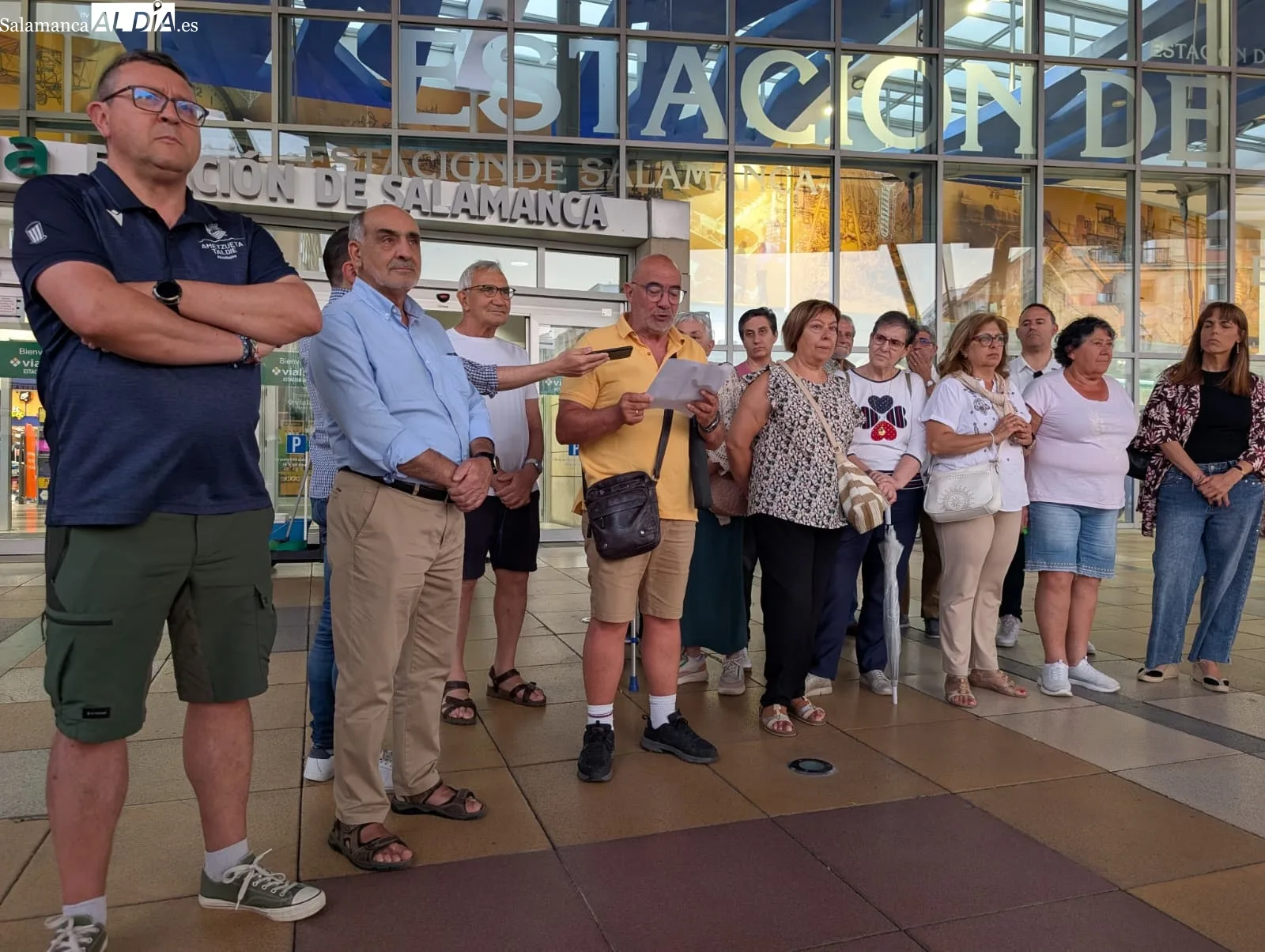 Salamanca sostiene su protesta contra el aislamiento ferroviario pese a la lluvia