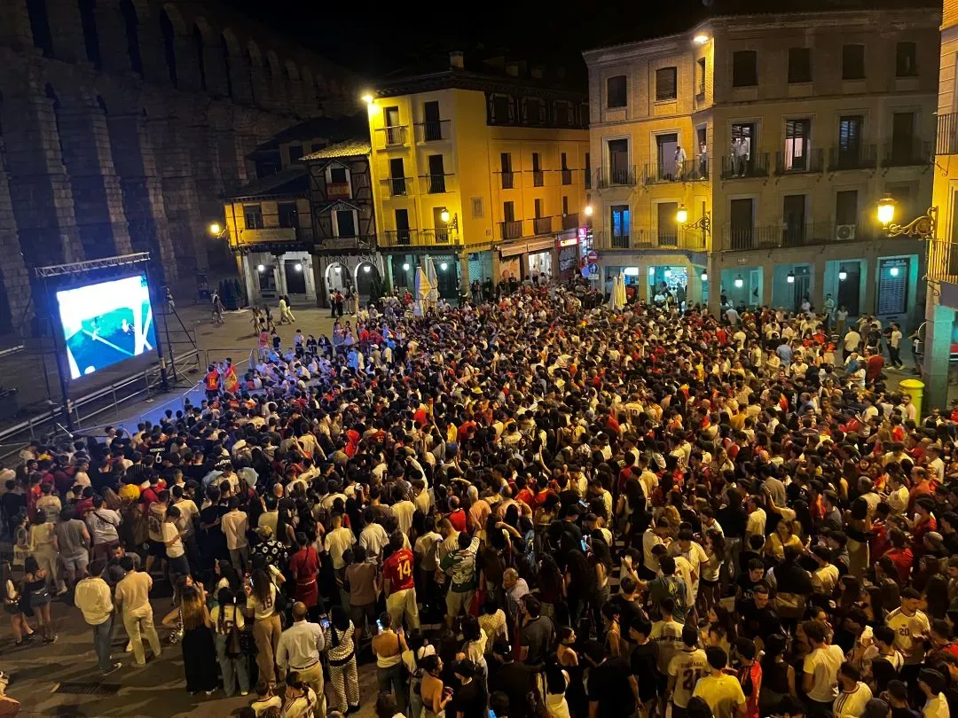 Segovia vive una madrugada futbolera para apoyar a España junto al Acueducto