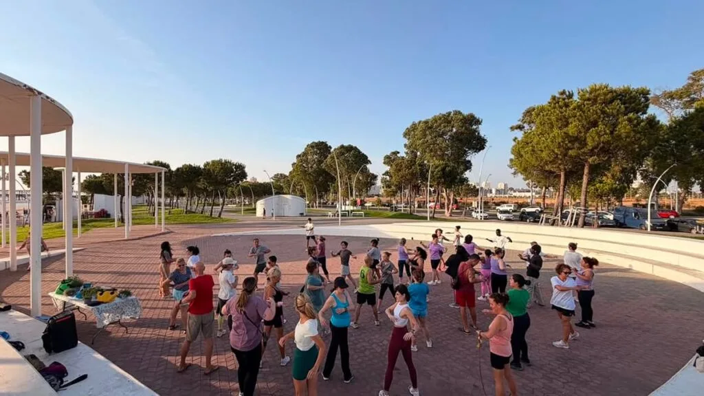 Taller gratuito de ejercicio al atardecer fomenta bienestar en el Paseo de la Ría