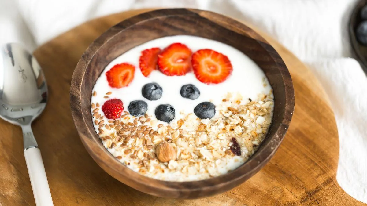 Tres frutas que amplifican los beneficios del kéfir para la digestión y reducir la hinchazón