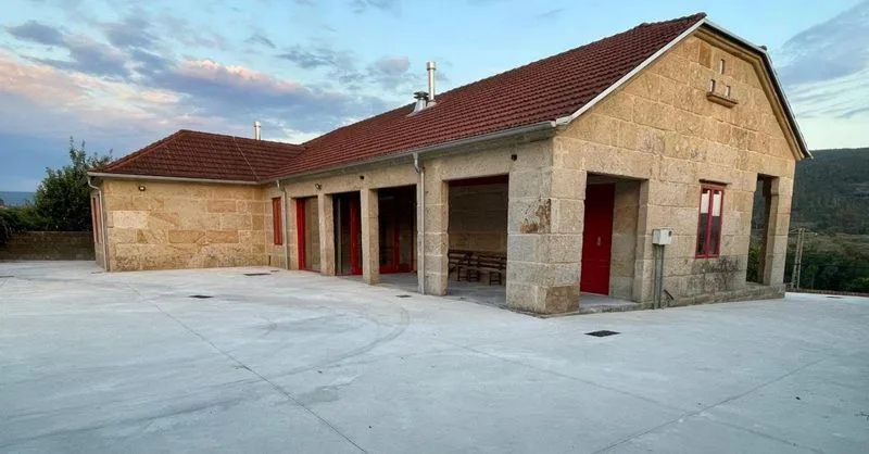 Vecinos critican pavimentación con hormigón alrededor de la antigua Escola de Redo en Mondariz