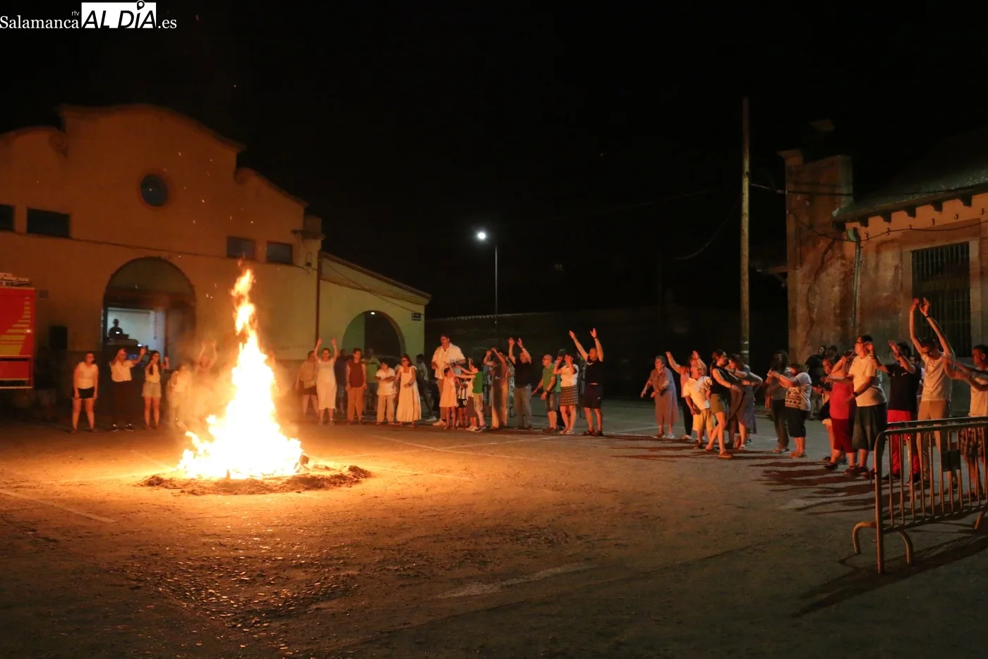 Vitigudino celebra San Juan con rituales de fuego, danza y música en la plaza principal