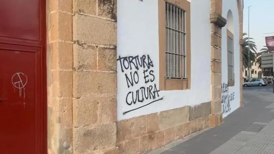 Vox denuncia ataque ideológico tras pintadas en la Plaza de Toros de Cáceres