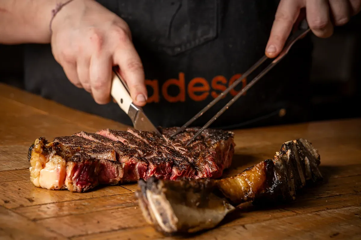 Abadesa, el asador vasco que redefine la parrilla en plena carretera de Burgos