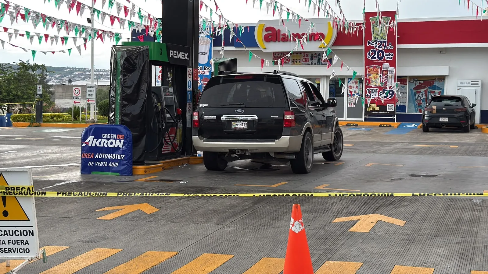 Ataque armado en gasolinera de Las Joyas deja dos muertos y un herido grave